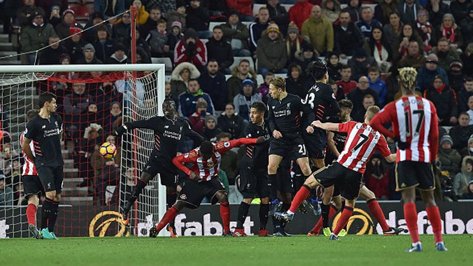 Sadio%20Mane%20melakukan%20handball%20ketika%20melawan%20Sunderland.